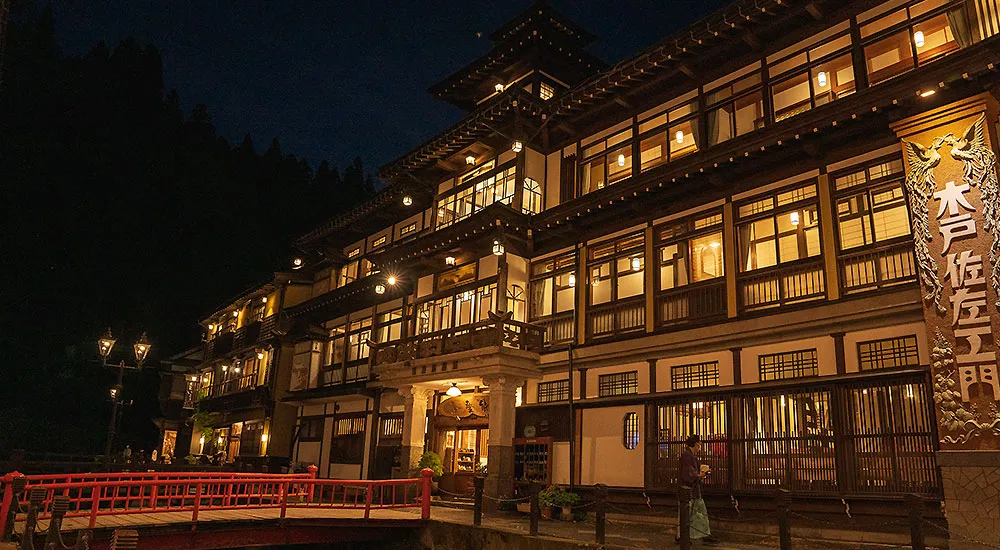 銀山温泉 能登屋旅館 外観（木造三層楼）